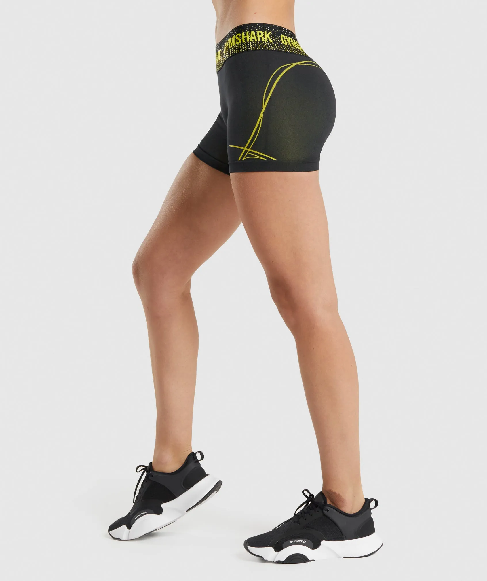 Gymshark Apex Seamless Low Rise Shorts - Black/Yellow