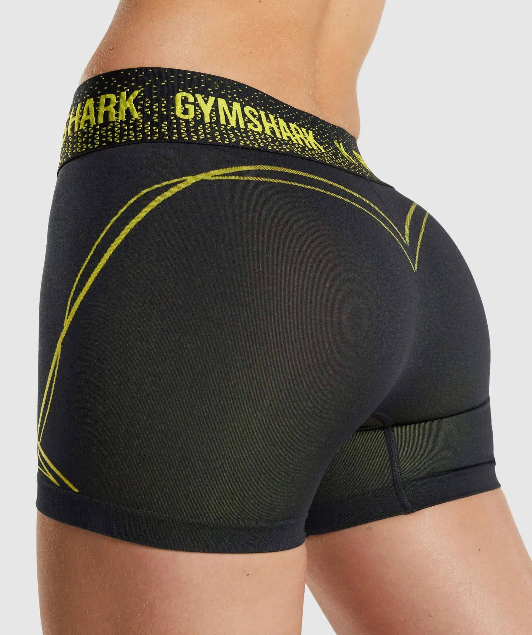 Gymshark Apex Seamless Low Rise Shorts - Black/Yellow